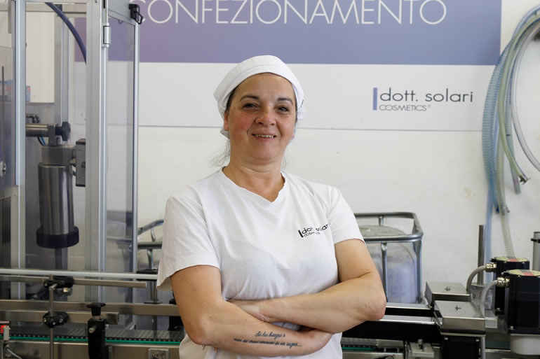 Барбара Солари, сотрудник Dott. Solari Cosmetics, на производстве.
