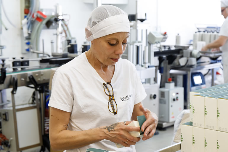 Сотрудница Dott. Solari Mara упаковывает продукцию. Персонал, контроль качества, производство.