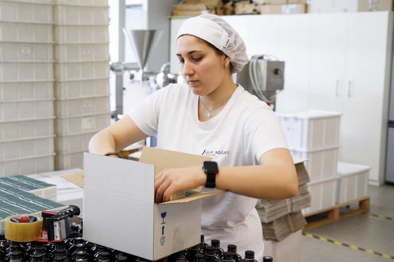 Сотрудница Dott.Solari Samanta упаковывает продукцию. Персонал за работой.