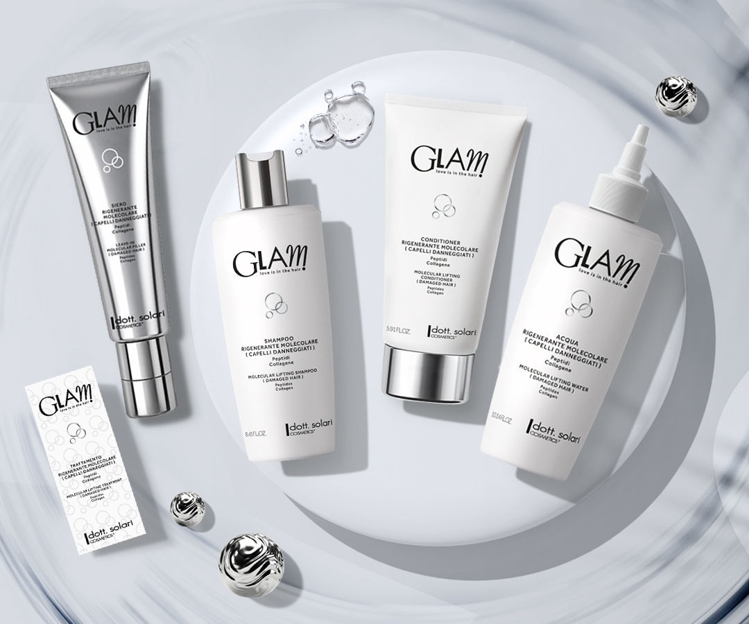 Набор косметики Glam от btt.solari на светлом фоне с серебристыми деталями и каплями воды
